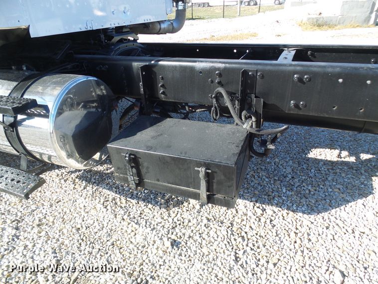 image for item DG2114 2004 Freightliner Business Class M2  truck cab and chassis