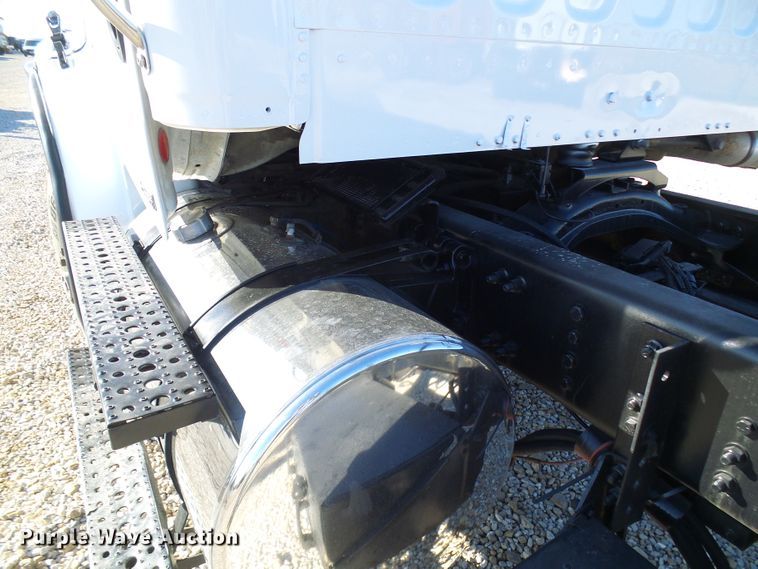 image for item DG2114 2004 Freightliner Business Class M2  truck cab and chassis