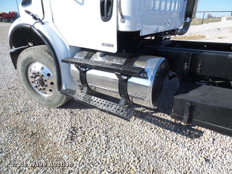 image for item DG2114 2004 Freightliner Business Class M2  truck cab and chassis