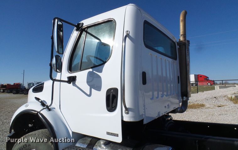 image for item DG2114 2004 Freightliner Business Class M2  truck cab and chassis