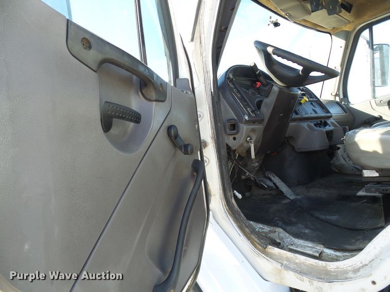 image for item DG2114 2004 Freightliner Business Class M2  truck cab and chassis