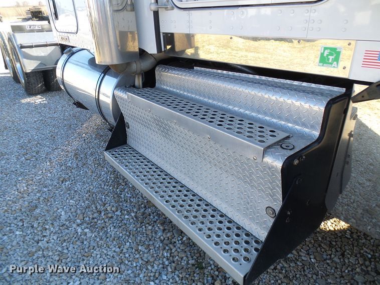 image for item DG2116 2014 Kenworth W900  semi truck