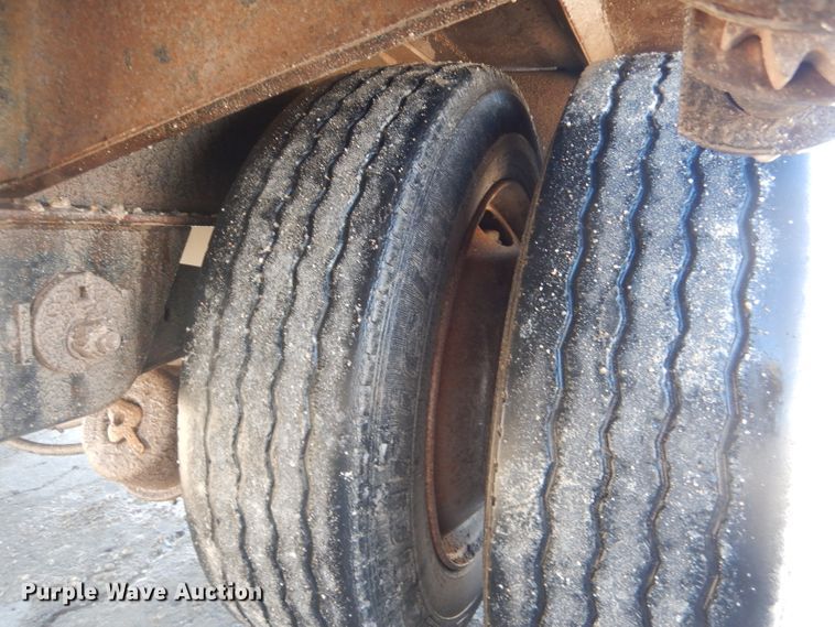 image for item DG4655 2004 Fontaine drop deck trailer