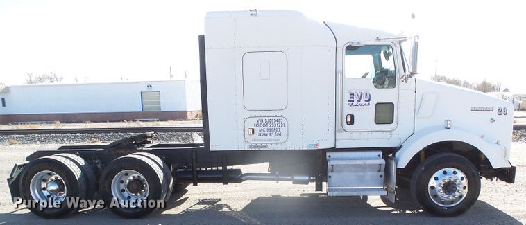 image for item DG8379 2005 Kenworth T800  semi truck
