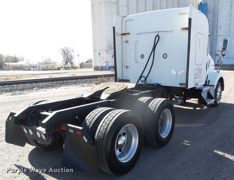 image for item DG8379 2005 Kenworth T800  semi truck