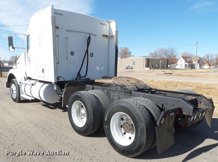 image for item DG8379 2005 Kenworth T800  semi truck