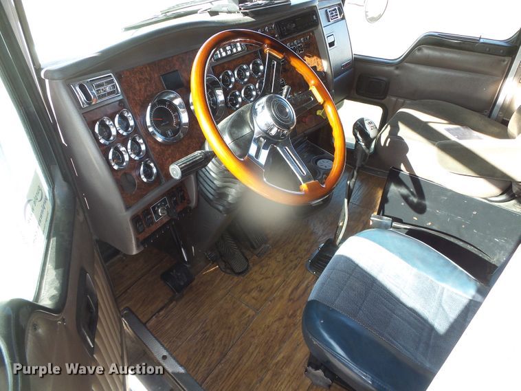 image for item DG8379 2005 Kenworth T800  semi truck