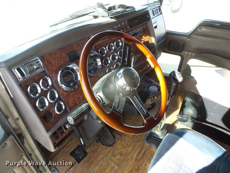 image for item DG8379 2005 Kenworth T800  semi truck