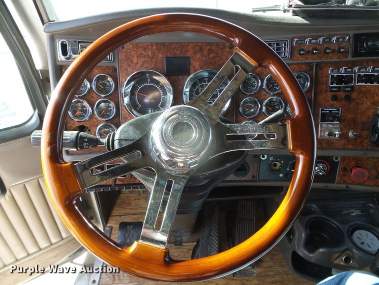 image for item DG8379 2005 Kenworth T800  semi truck