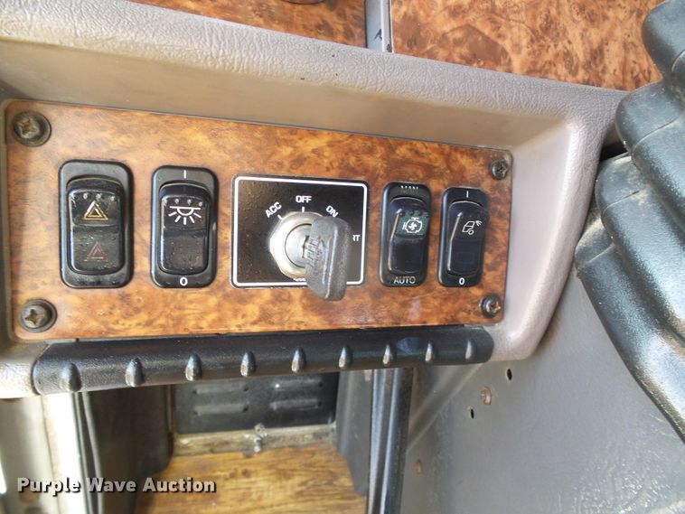 image for item DG8379 2005 Kenworth T800  semi truck