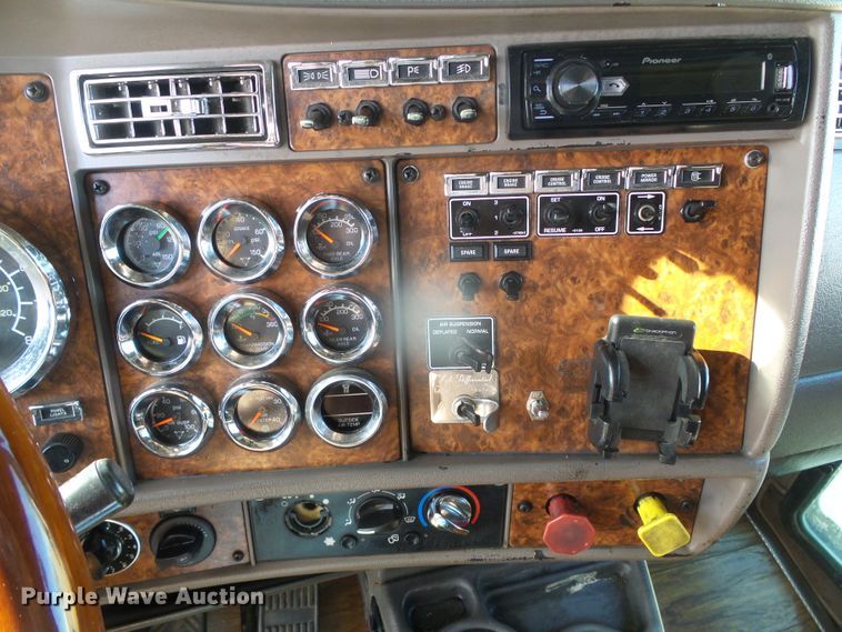 image for item DG8379 2005 Kenworth T800  semi truck