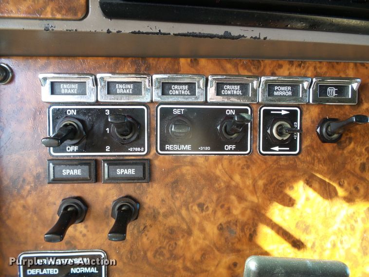 image for item DG8379 2005 Kenworth T800  semi truck