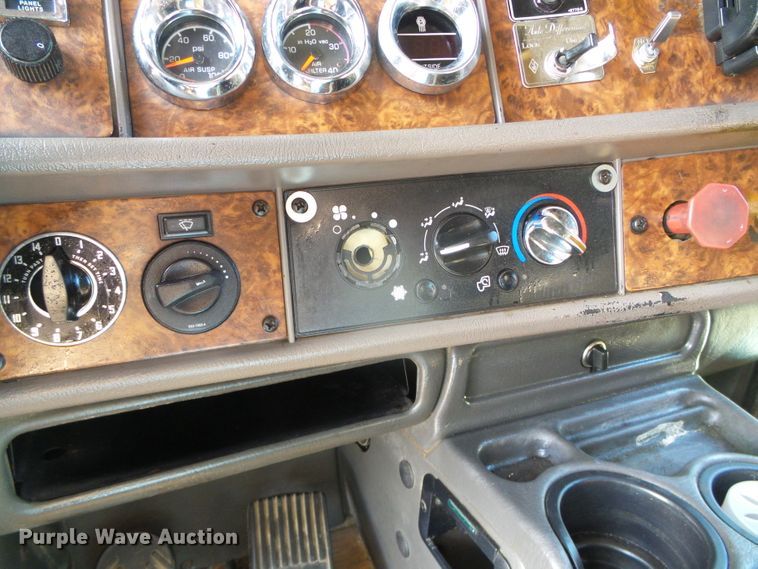 image for item DG8379 2005 Kenworth T800  semi truck