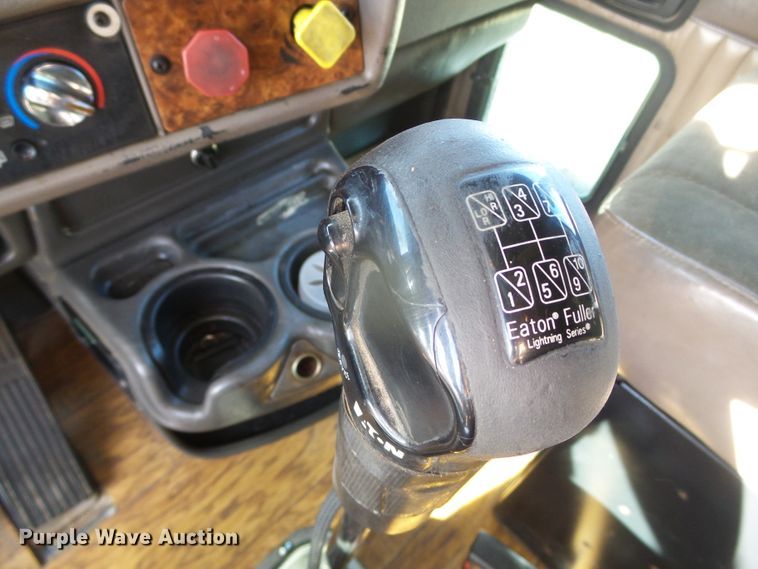 image for item DG8379 2005 Kenworth T800  semi truck