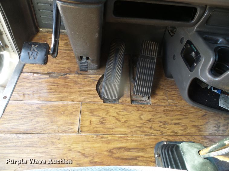 image for item DG8379 2005 Kenworth T800  semi truck