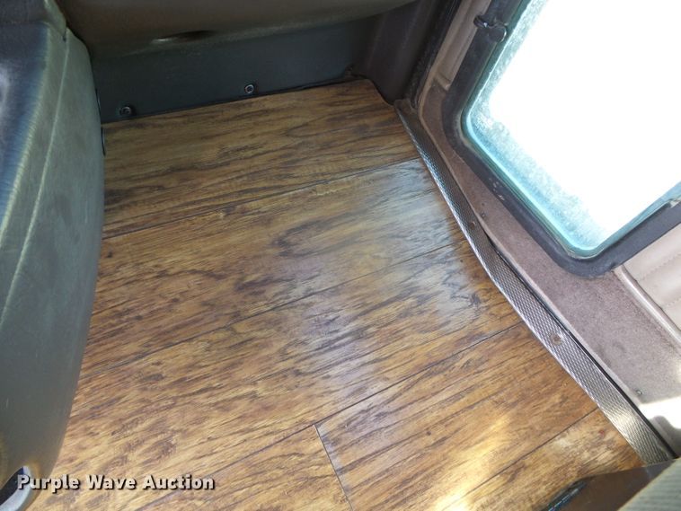 image for item DG8379 2005 Kenworth T800  semi truck