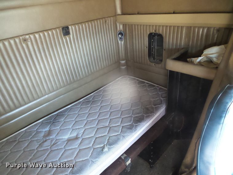 image for item DG8379 2005 Kenworth T800  semi truck