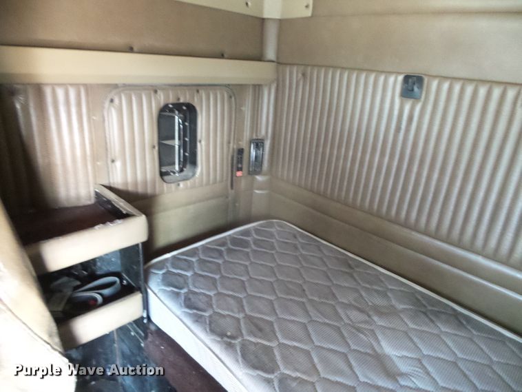 image for item DG8379 2005 Kenworth T800  semi truck