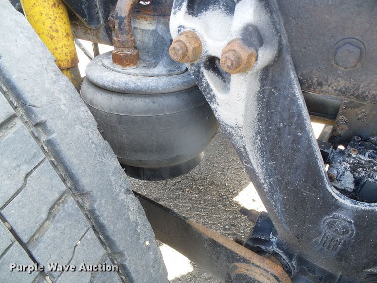 image for item DG8379 2005 Kenworth T800  semi truck