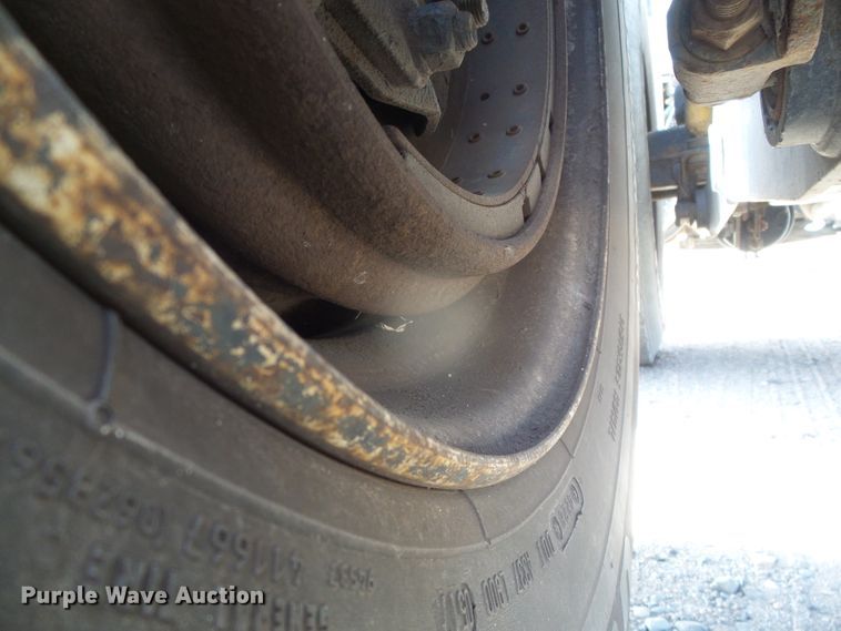 image for item DG8379 2005 Kenworth T800  semi truck