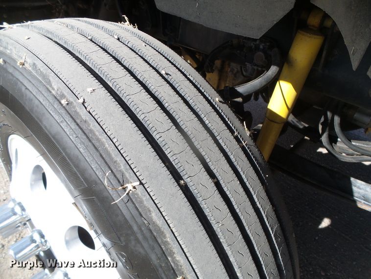 image for item DG8379 2005 Kenworth T800  semi truck