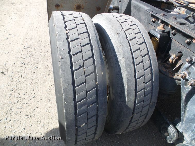 image for item DG8379 2005 Kenworth T800  semi truck