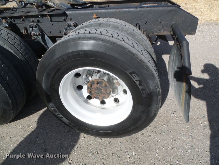 image for item DG8379 2005 Kenworth T800  semi truck