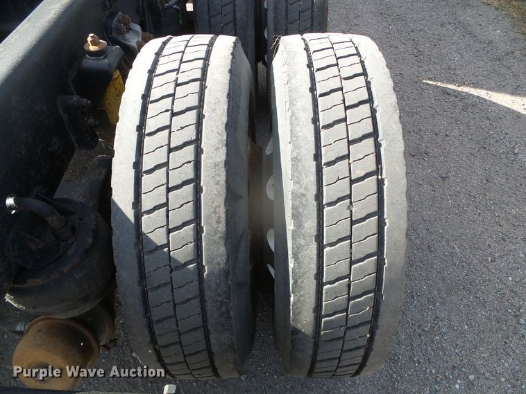 image for item DG8379 2005 Kenworth T800  semi truck