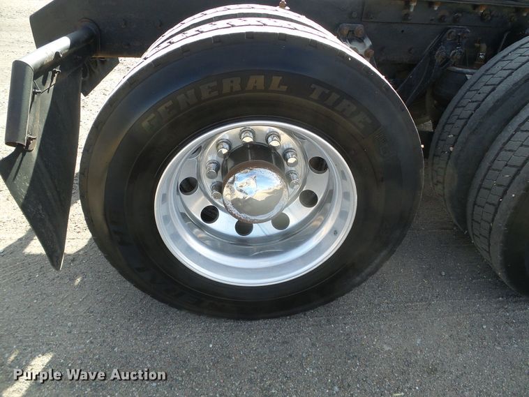 image for item DG8379 2005 Kenworth T800  semi truck