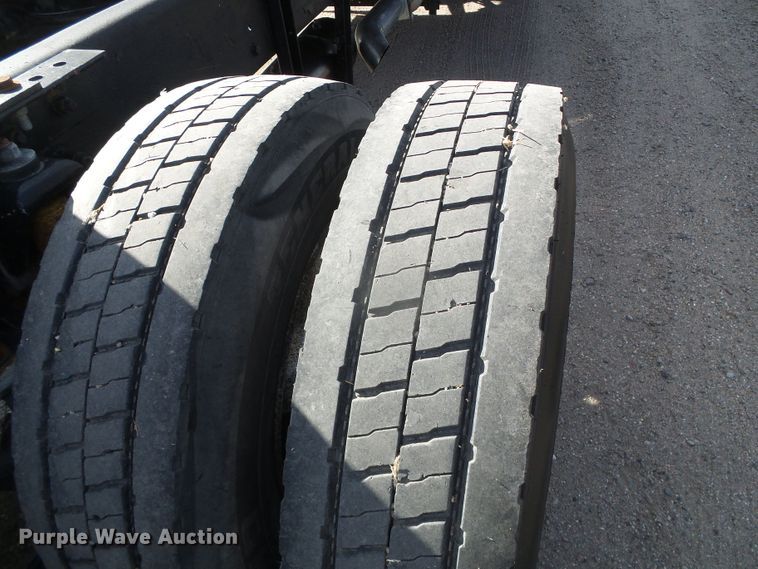 image for item DG8379 2005 Kenworth T800  semi truck