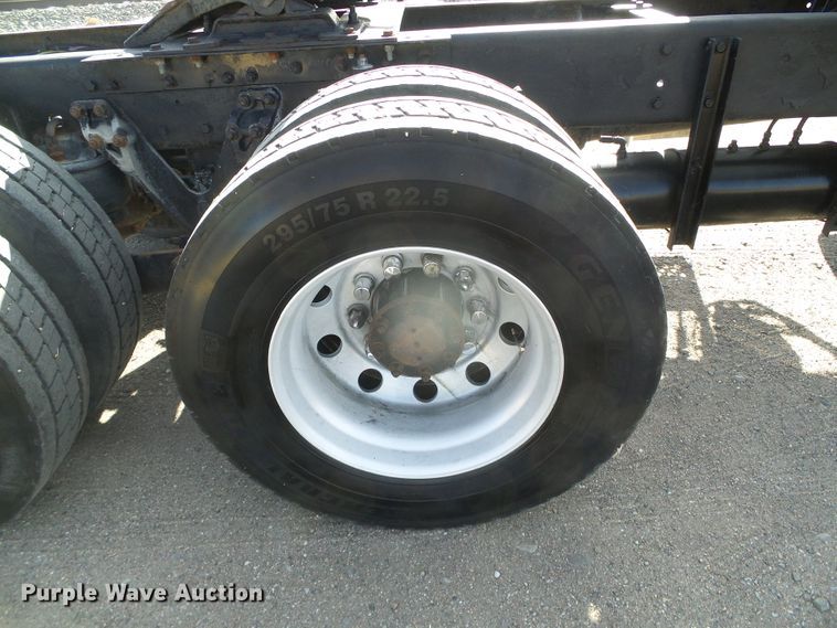 image for item DG8379 2005 Kenworth T800  semi truck