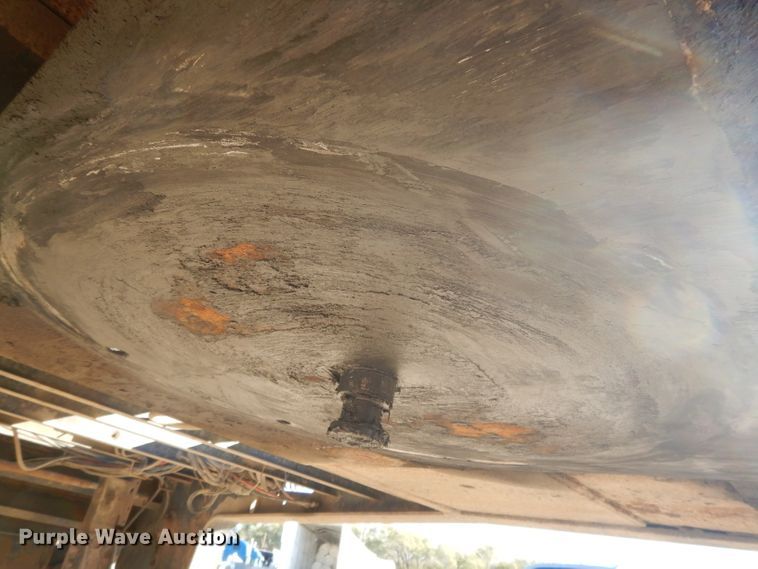 image for item DH3397 2005 Traileze Trail King tilt deck trailer