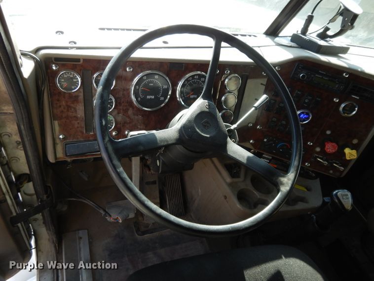 image for item DH3461 2007 International 9400i  semi truck