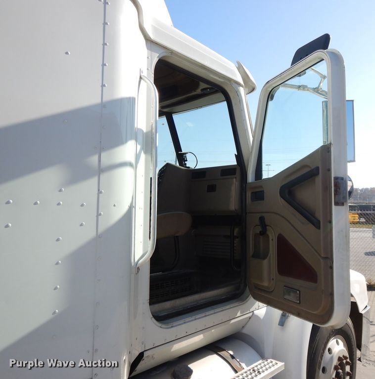 image for item DH3461 2007 International 9400i  semi truck