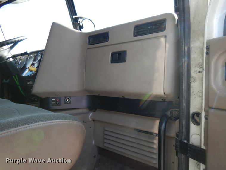 image for item DH3461 2007 International 9400i  semi truck