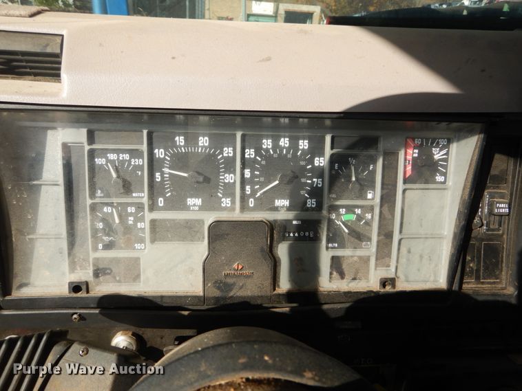 image for item DH5234 1996 International 4900  rollback truck