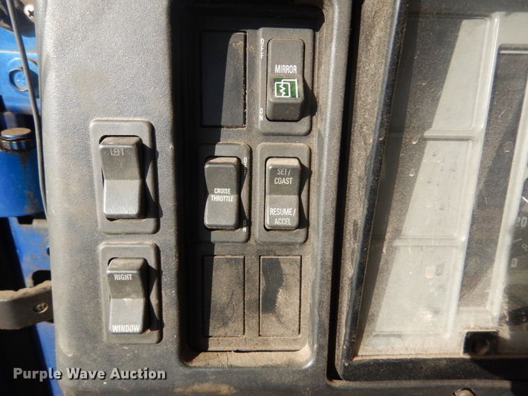 image for item DH5234 1996 International 4900  rollback truck