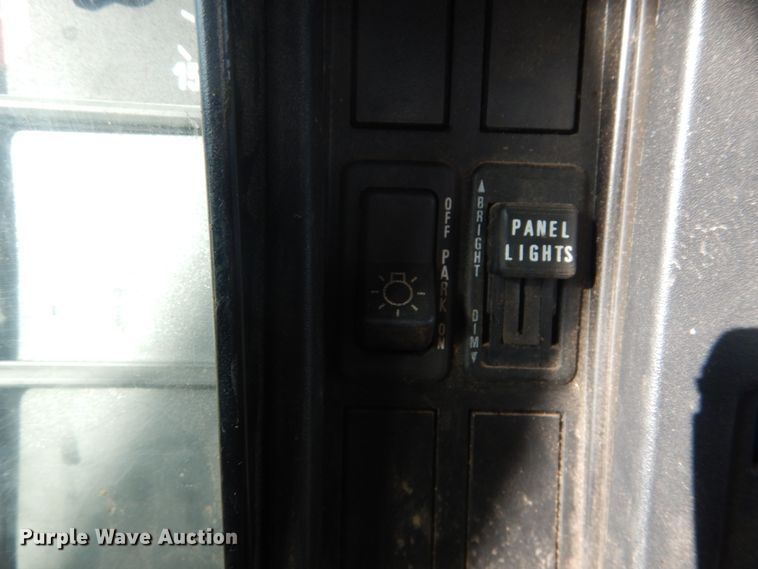 image for item DH5234 1996 International 4900  rollback truck