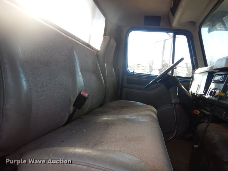 image for item DH5234 1996 International 4900  rollback truck