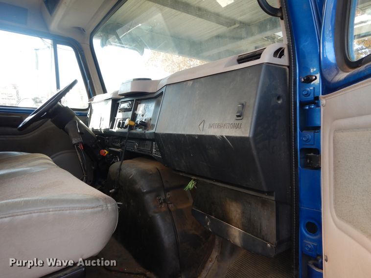 image for item DH5234 1996 International 4900  rollback truck