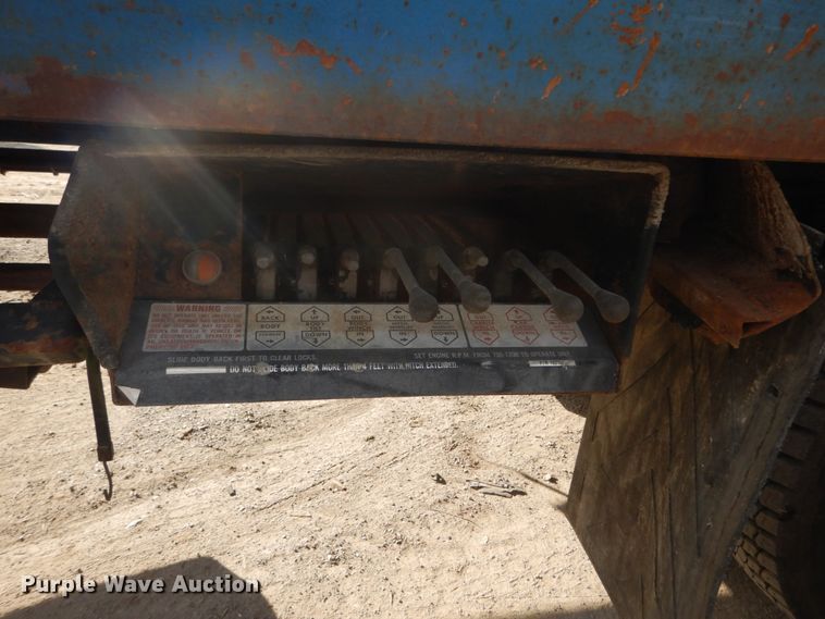 image for item DH5234 1996 International 4900  rollback truck