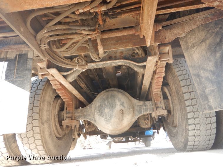 image for item DH5234 1996 International 4900  rollback truck