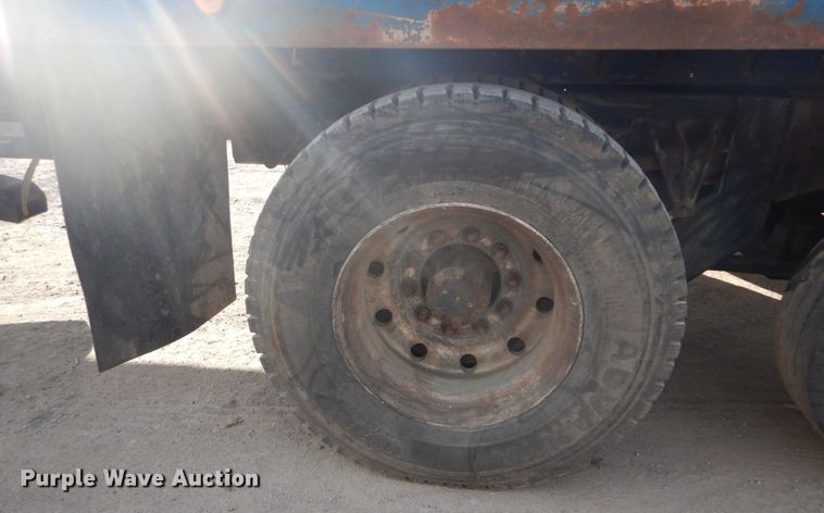 image for item DH5234 1996 International 4900  rollback truck