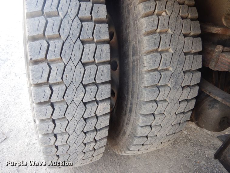 image for item DH5234 1996 International 4900  rollback truck