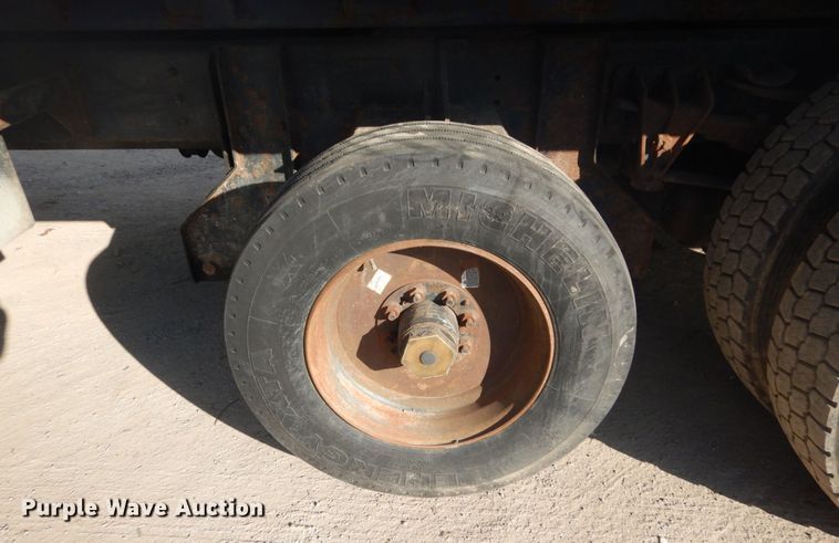 image for item DH5234 1996 International 4900  rollback truck