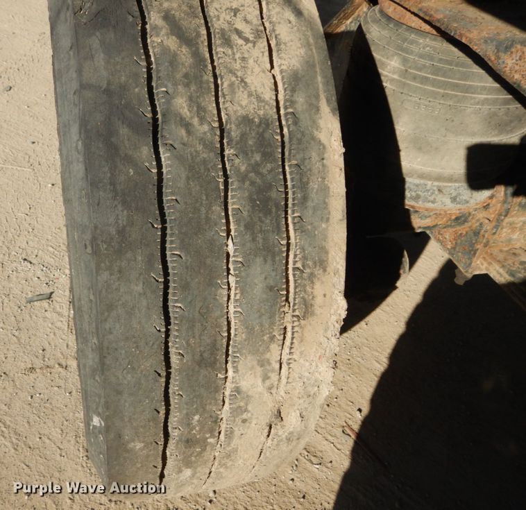 image for item DH5234 1996 International 4900  rollback truck