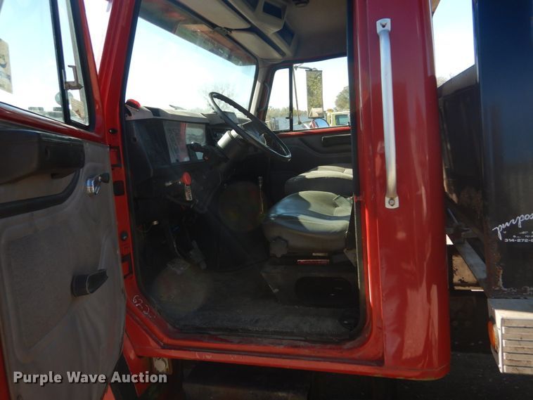 image for item DH5235 1999 International 4700  rollback truck