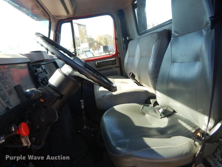 image for item DH5235 1999 International 4700  rollback truck