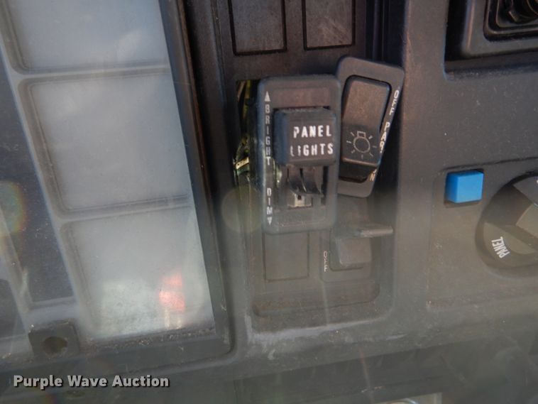 image for item DH5235 1999 International 4700  rollback truck