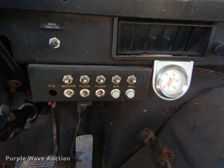 image for item DH5235 1999 International 4700  rollback truck